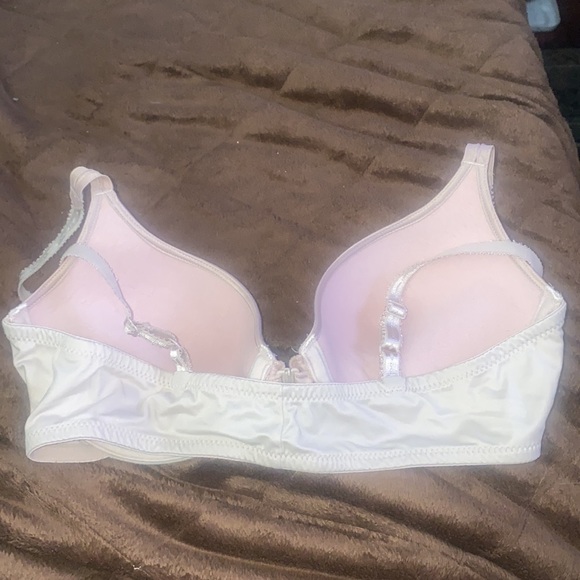 A Cream Bra - Picture 2 of 4